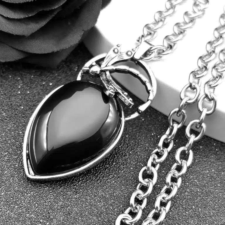 Collier femme pendentif feuille noire 1