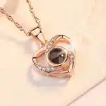Rose éternelle avec boite à bijoux et collier projection je t'aime 2