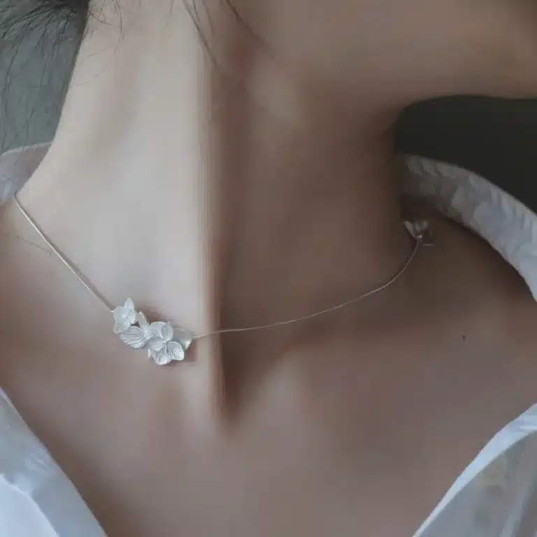 Collier ras de cou fleurs blanches 1