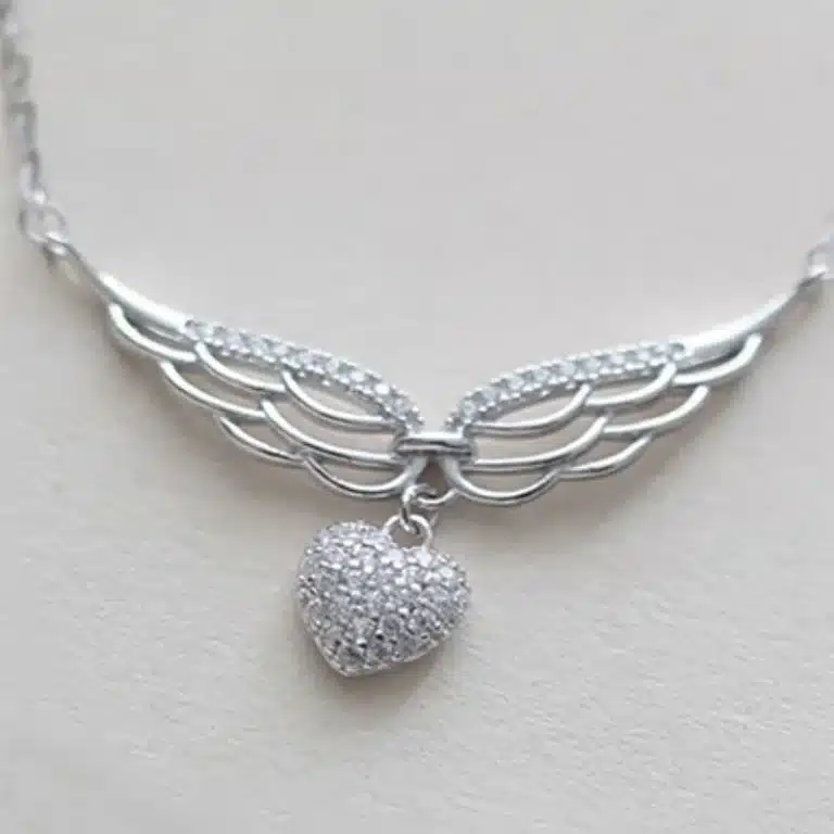 Collier femme ailes d'ange et coeur brillant 1
