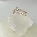 Bague papillon et fleur dorée perles blanches 1