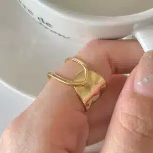 Bague dorée design pour femme 1