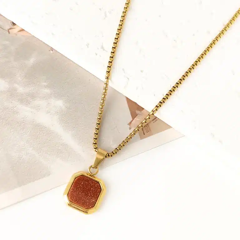 Collier femme pierre carrée 4