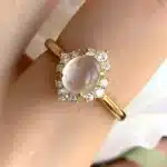 Bague femme ovale pierre rose dorée 1
