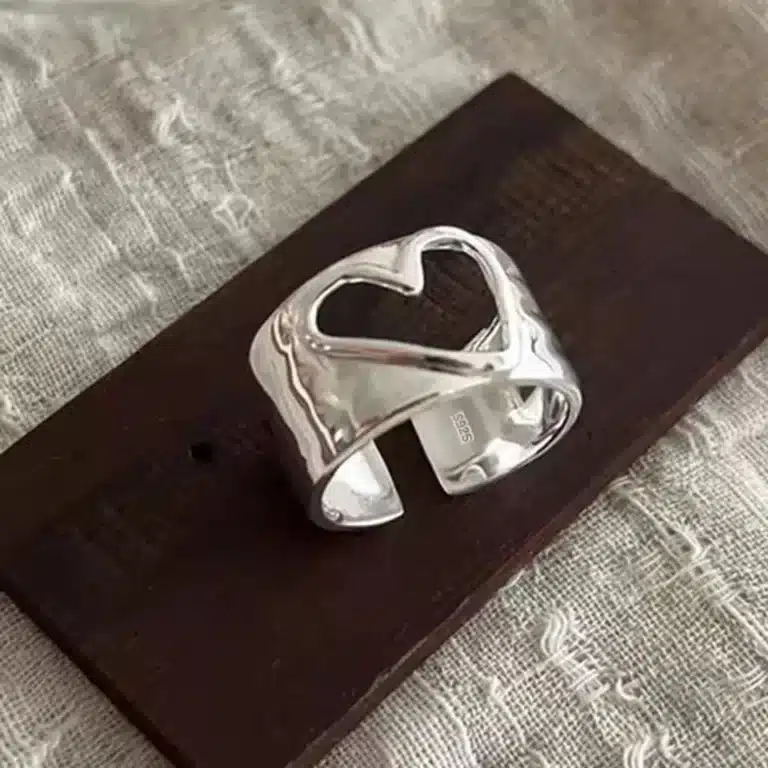 Bague femme épaisse avec coeur ajouré 1