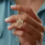 Collier femme coeur doré brillant avec couronne 3