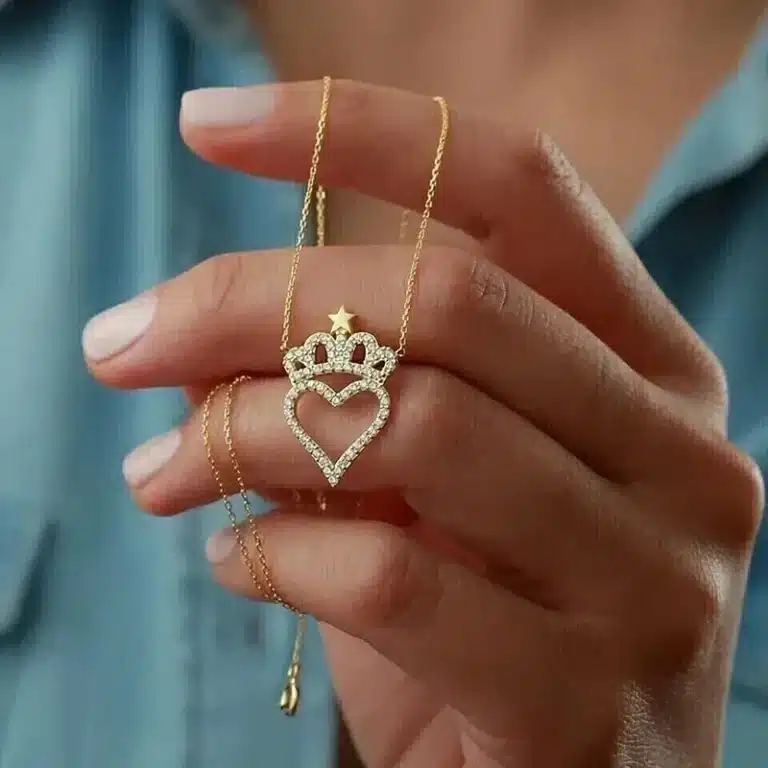 Collier femme coeur doré brillant avec couronne 3