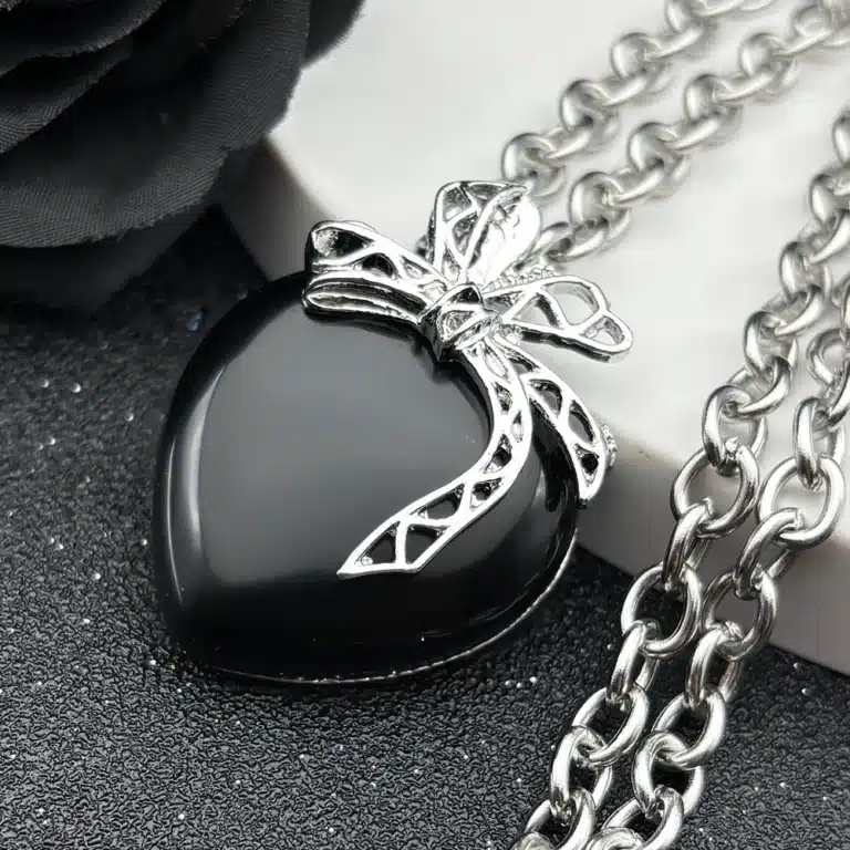 Collier femme gothique coeur noir et argent 1