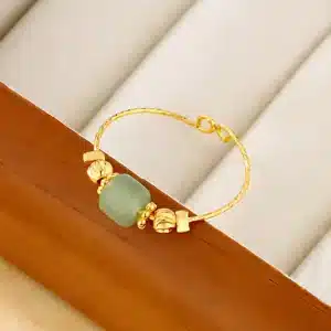 Bague femme jonc doré avec pierre carrée vert pâle 1