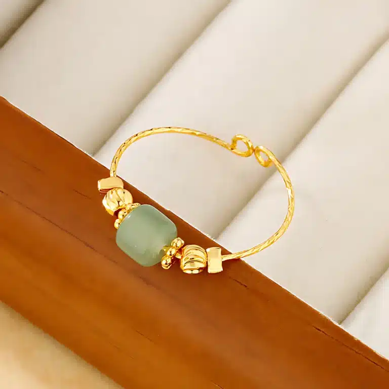 Bague femme jonc doré avec pierre carrée vert pâle 1
