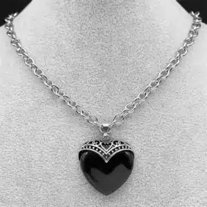 Collier femme gothique coeur noir 1