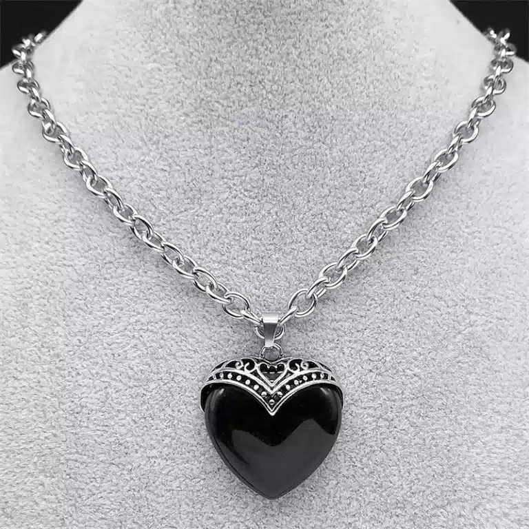 Collier femme gothique coeur noir 1