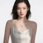 Boîte à bijoux roses éternelles avec collier triple coeur 4
