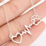 Collier femme coeur battant patte d'animal 1