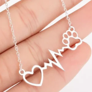 Collier femme coeur battant patte d'animal 1