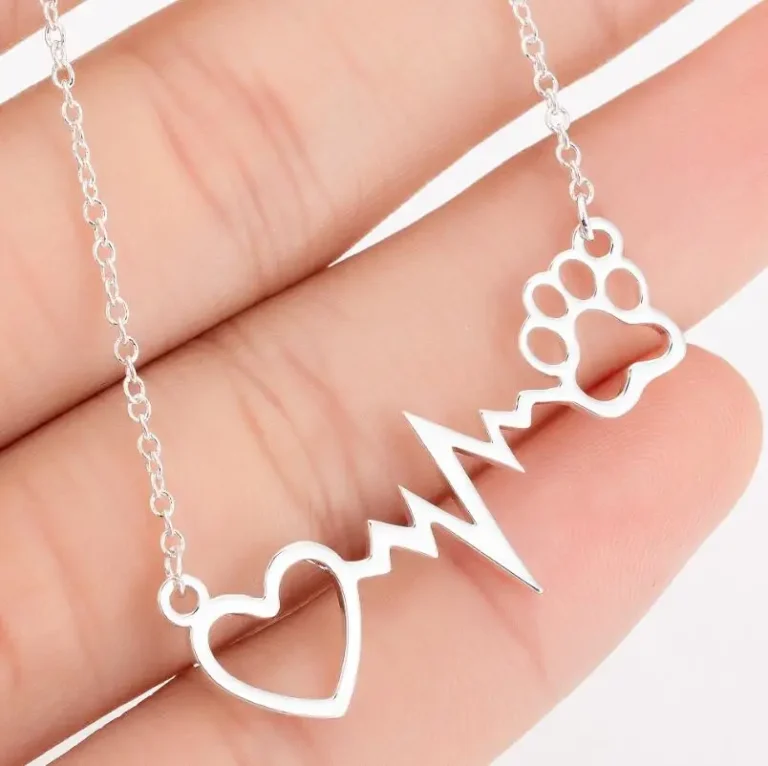 Collier femme coeur battant patte d'animal 1