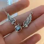 Collier femme coeur ailé avec couronne 1