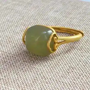 Bague femme reine pierre verte 1