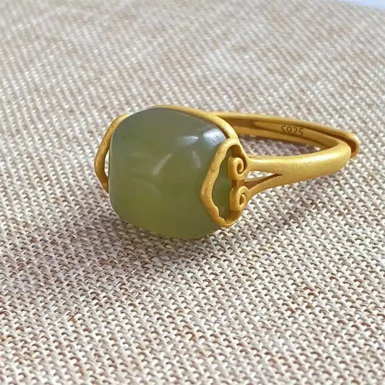 Bague femme reine pierre verte 1