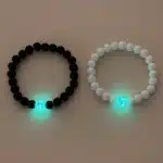 Bracelets couple noir et blanc perles lumineuses 2