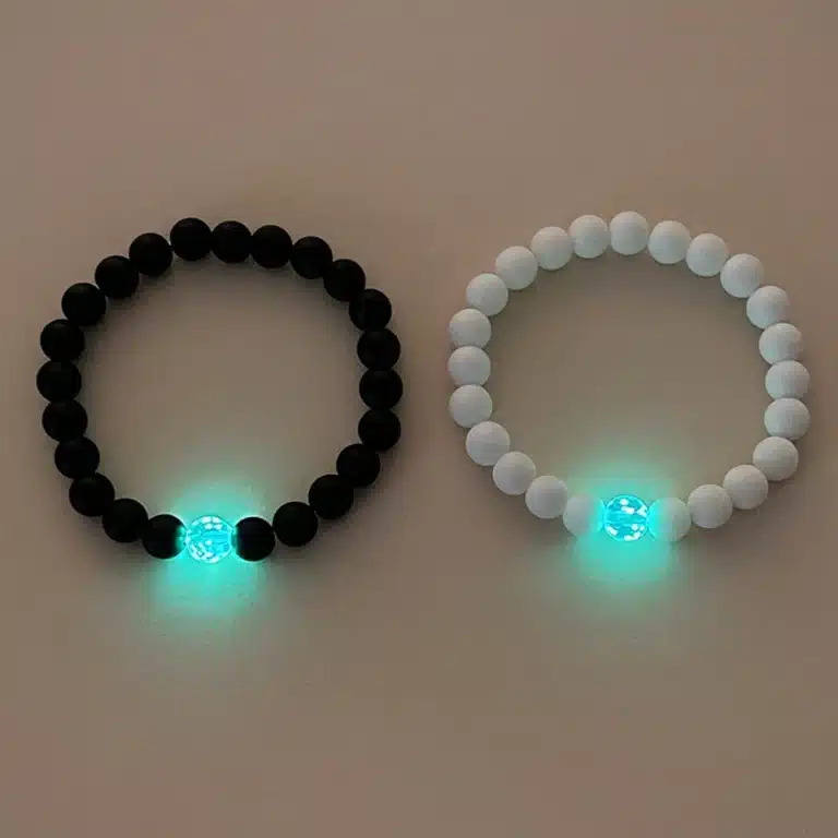 Bracelets couple noir et blanc perles lumineuses 2