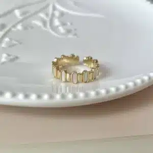 Bague femme cabochons blancs dorée 1