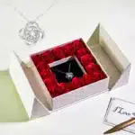 Coffret 15 roses rouges avec collier brillant 3