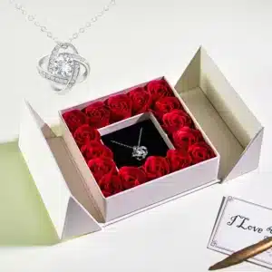 Coffret 15 roses rouges avec collier brillant 3