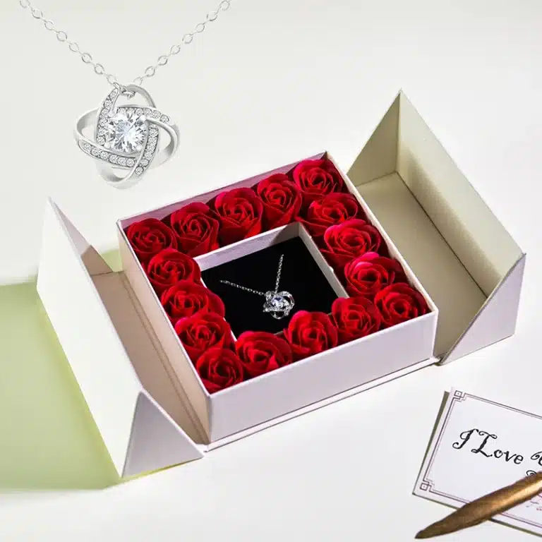 Coffret 15 roses rouges avec collier brillant 3
