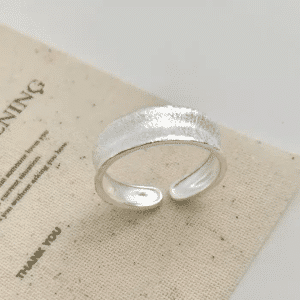 Bague femme bandeau texturé argenté