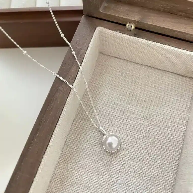 Collier femme chaine fine grosse perle blanche 1