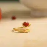 Bague femme plume dorée pierre rouge 1