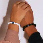 Bracelets couple noir et blanc perles lumineuses 4