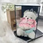 Ours en peluche avec bouquet de roses 1