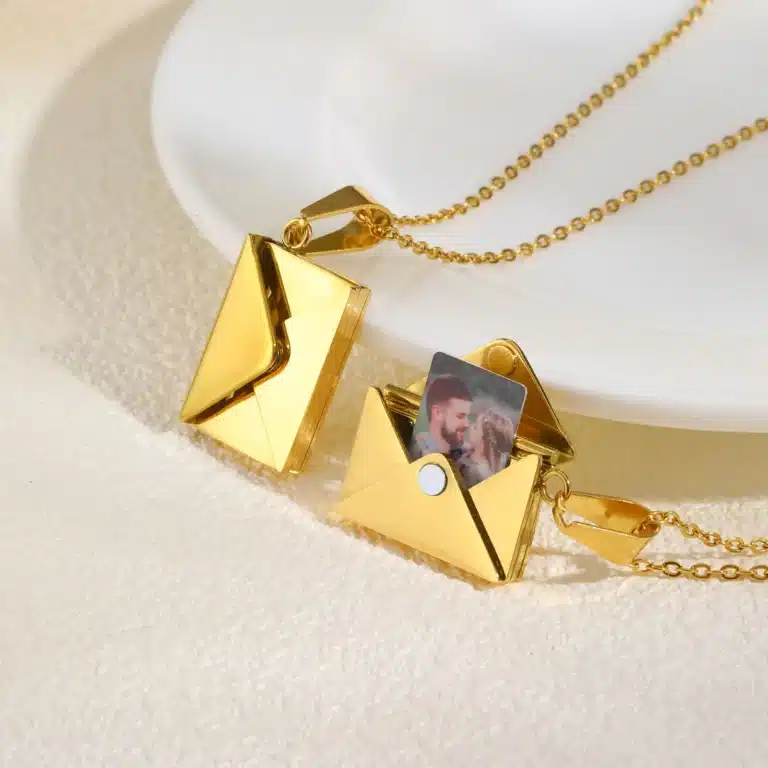 Collier couple personnalisé enveloppe photo 1