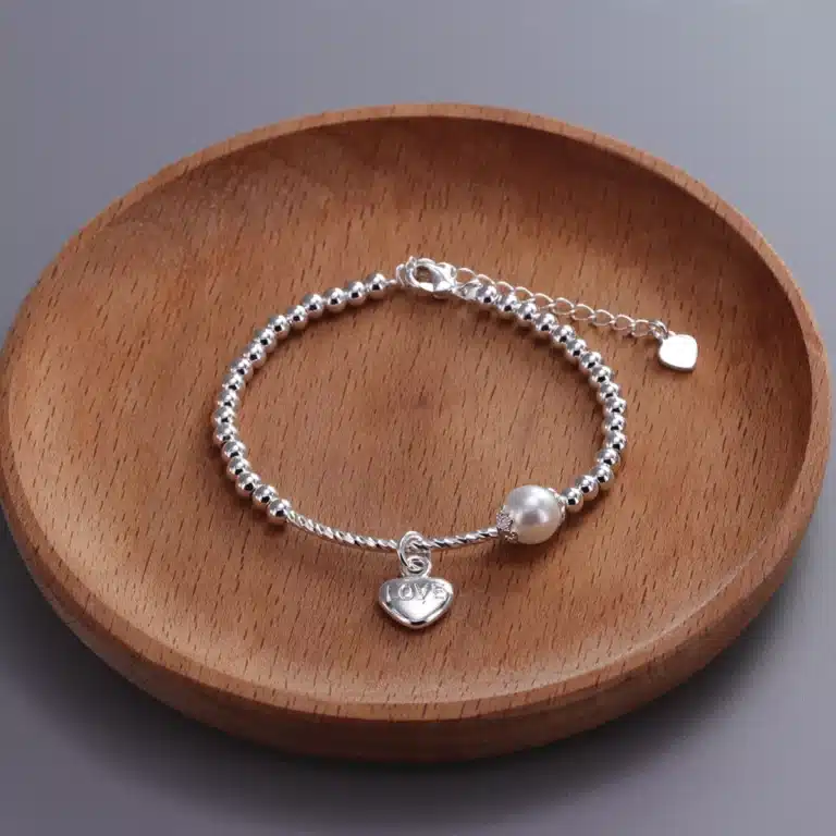 Bracelet perle blanche pendentif coeur acier 1
