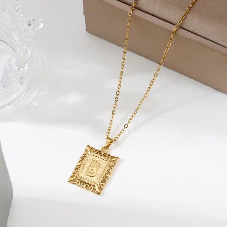 Collier femme personnalisé cadre initiale 4