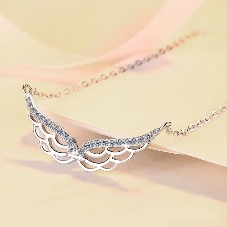 Collier femme ailes d'ange brillantes 1