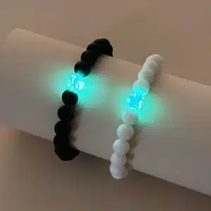 Bracelets couple noir et blanc perles lumineuses 1