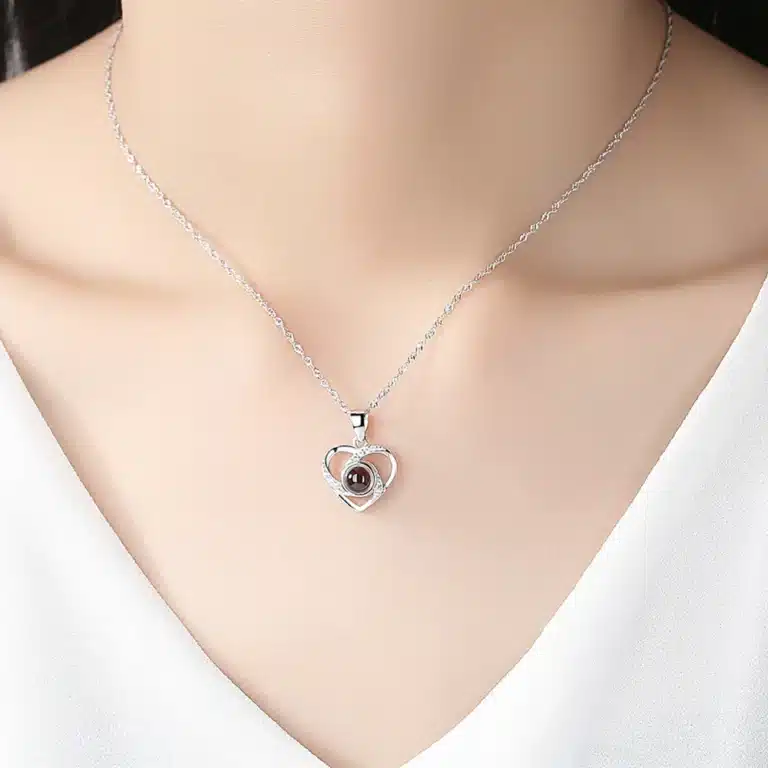 Rose éternelle avec boite à bijoux et collier projection je t'aime 4