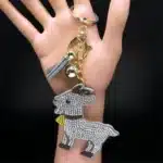 Porte-clés femme chèvre kawaii brillante 1