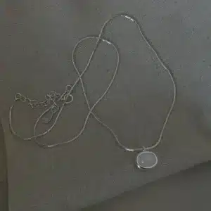 Collier femme pierre blanche ovale horizontale 1