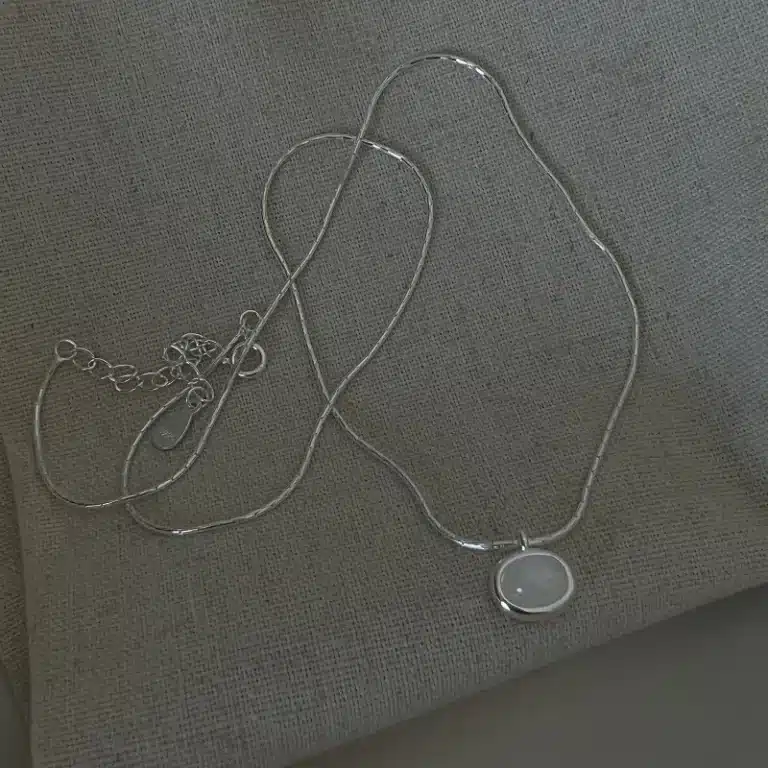 Collier femme pierre blanche ovale horizontale 1