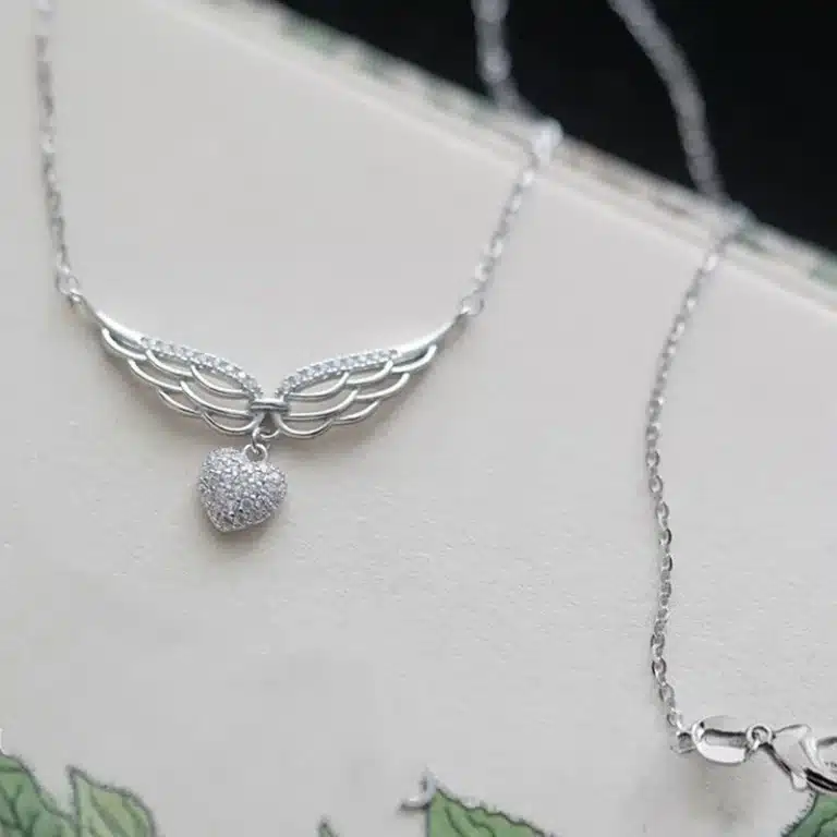Collier femme ailes d'ange et coeur brillant 4