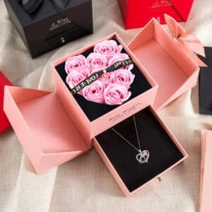Boîte à bijoux roses éternelles avec collier triple coeur
