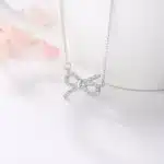 Collier femme chaine argentée brillante petit noeud 1