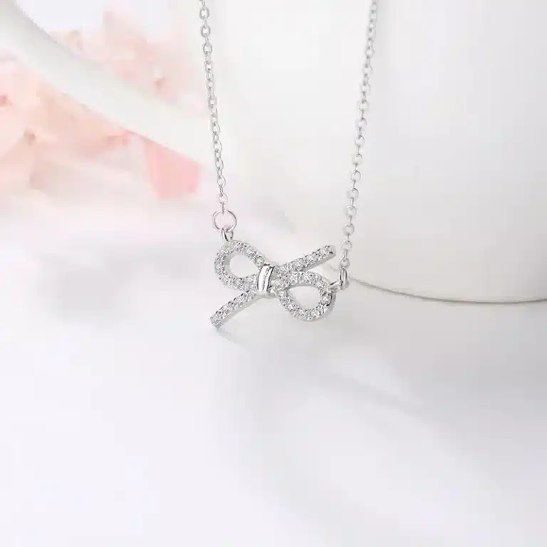 Collier femme chaine argentée brillante petit noeud 1
