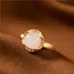 Bague femme cabochon blanc dorée 1