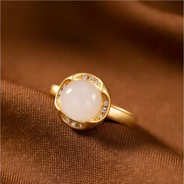 Bague femme cabochon blanc dorée 1