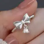Bague fine pour femme avec noeud et fleur 1